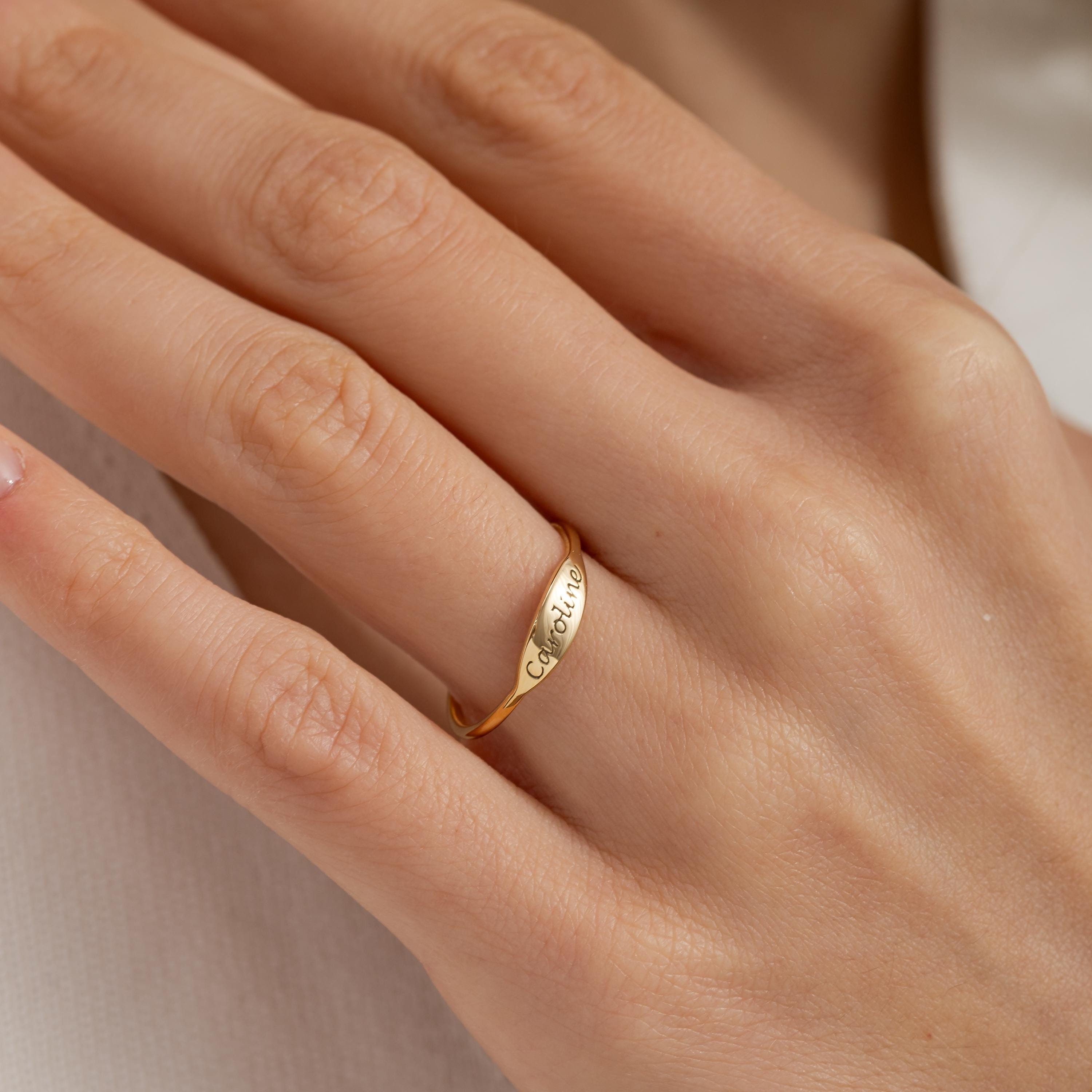 Dainty Custom Engraved Name Ring, Christmas Gift for Mom, Mother’s Day Gift, Minimalist Engraved Band, Birthday Gift for Her, Oval Ring