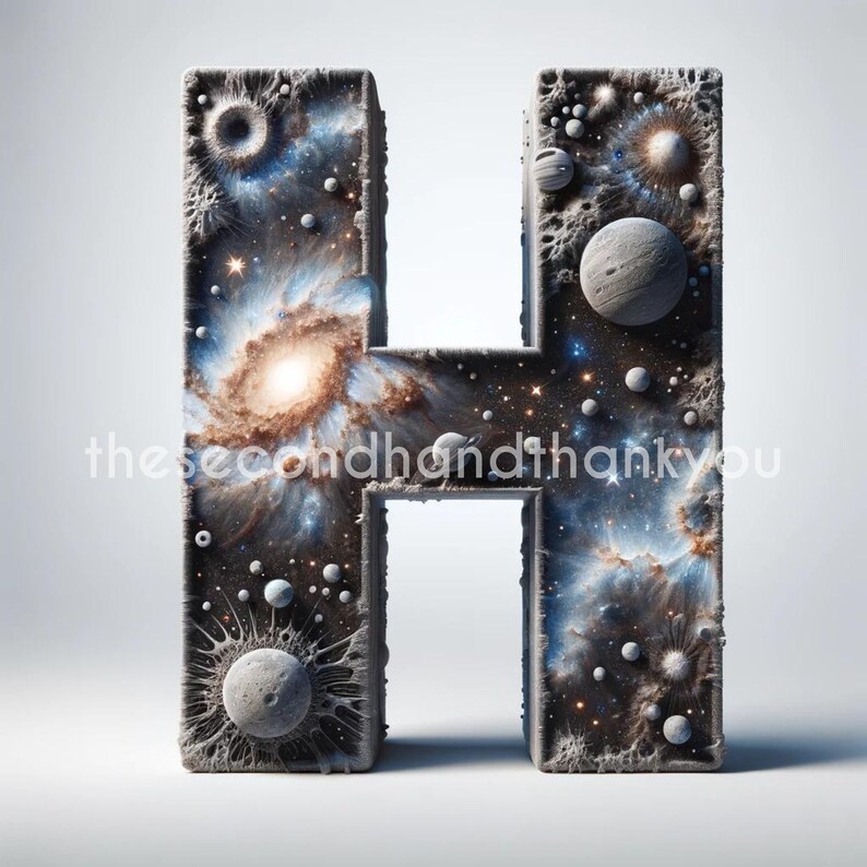 K&ouml;nnte beinhalten: Eine 3D-Darstellung des Buchstabens H, mit einer Galaxie und Planeten innerhalb des Buchstabens. Die Galaxie ist eine wirbelnde Masse aus Blau, Orange und Wei&szlig;, mit Sternen, die &uuml;berall verstreut sind. Die Planeten sind in verschiedenen Gr&ouml;&szlig;en und Farben, darunter ein gro&szlig;er, grauer Planet in der oberen rechten Ecke.