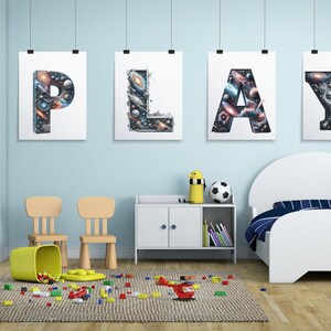 K&ouml;nnte beinhalten: Eine hellblaue Wand mit vier wei&szlig;en Rahmen, die das Wort "PLAY" in gro&szlig;en Buchstaben zeigen. Jeder Buchstabe besteht aus einem galaxieartigen Design. Der Raum ist mit einem wei&szlig;en Bett, zwei Holzst&uuml;hlen, einem wei&szlig;en Schrank mit zwei T&uuml;ren und einem Regal, einem gelben Spielzeug, einem Fu&szlig;ball und einem Teppich mit verstreuten bunten Bausteinen dekoriert.