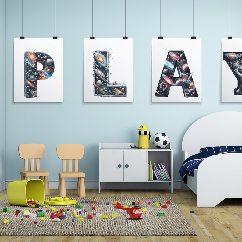 K&ouml;nnte beinhalten: Eine hellblaue Wand mit vier wei&szlig;en Rahmen, die das Wort "PLAY" in gro&szlig;en Buchstaben zeigen. Jeder Buchstabe besteht aus einem galaxieartigen Design. Der Raum ist mit einem wei&szlig;en Bett, zwei Holzst&uuml;hlen, einem wei&szlig;en Schrank mit zwei T&uuml;ren und einem Regal, einem gelben Spielzeug, einem Fu&szlig;ball und einem Teppich mit verstreuten bunten Bausteinen dekoriert.