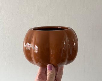 Round Scalloped Tobacco Brown Planter