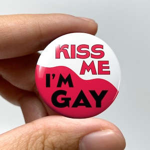 LGBTQ &quot;Kiss me I&#39;m gay&quot; Pin-back Button | Lesbian Gay Pins Trans Badge Queer Nonbinary Vintage Groovy Retro Sapphic WLW Gay Pride Meme Gen Z