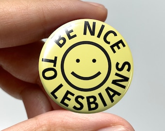 Épinglette LGBTQ « Soyez gentil avec les lesbiennes »