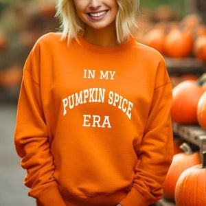 パンプキン スパイス時代のスウェットシャツ、パンプキン スパイス シーズン シャツ、感謝祭シャツ、秋シャツ、パンプキン スウェットシャツ、パンプキン ラテ スウェットシャツ