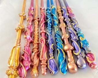 Pode incluir: Um conjunto de dez varinhas decorativas com uma variedade de cores e designs. As varinhas são feitas de um material liso e brilhante com um acabamento metálico. As cores incluem dourado, rosa, azul e roxo.