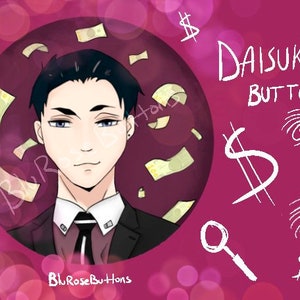 Peut inclure: Un bouton rond illustrant un dessin animé d'un homme aux cheveux noirs, portant un costume noir et une chemise blanche avec une cravate noire. L'arrière-plan est rose avec des signes de dollars blancs et une loupe. Le texte "Daisuke Button" est écrit en blanc sur fond rose.
