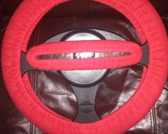 Set van rood massief fleece stuurwiel en achteruitkijkspiegel