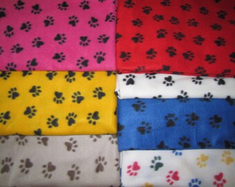 Set met veelkleurige pootafdrukken fleece stuurwiel en achteruitkijkspiegel