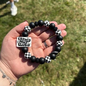 Pulsera con llavero del club de mamás tatuadas