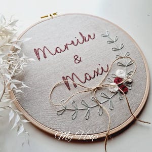 Quadro ricamato - targa nascita - targhetta nome - cuscino portafedi - cornice per ricamo in stile boho con fiori idea regalo 22cmø