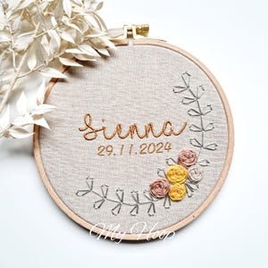 Quadro da ricamo - tavola nascita - targhetta con nome - cuscino per anelli - telaio da ricamo in stile boho con fiori idea regalo 16 cmø