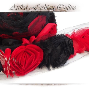 Może przedstawiać: Czarna i czerwona lamówka z kwiatowym wzorem. Lamówka zawiera czarne i czerwone róże z siateczkowym podkładem.