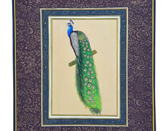 Pintura de pavo real en miniatura: Arte aviar de Rajastán con detalles dorados.