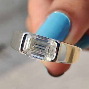 Anillo de compromiso de moissanita de talla esmeralda de 3 quilates, anillo de bodas con engaste de medio bisel, anillo solitario clásico para hombre, anillo de propuesta de diamantes Este-Oeste