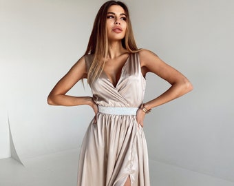 Robe longue en soie beige, Robe en soie avec ceinture à paillettes beige, Robe nuisette en soie fendue, Robe beige avec fente sur la jambe, Robe portefeuille en soie, Robe à col en V