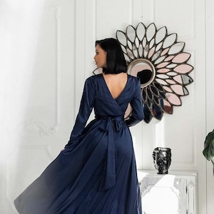 Vestido azul oscuro con cuello en V y espalda abierta, Vestido de seda azul oscuro, Vestido de cóctel midi, Vestido de manga larga, Vestido azul con cinturón, Vestido lencero de seda sin espalda