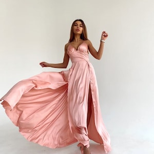Vestido rosa con doble abertura, Vestido de seda rosa, Vestido largo con doble abertura, Vestido largo rosa con abertura, Vestido largo rosa con doble abertura lateral, Vestido romántico