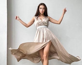 Robe fendue beige, Robe beige en soie, Robe ceinture scintillante Beige, Robe à col en V beige, Robe longue en soie beige, Robe nuisette en soie fendue, Soirée habillée