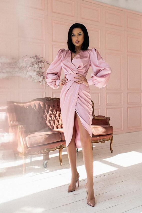 Robe rose a manches bouffantes Robe portefeuille en soie Robe rose pastel a manches longues Robe nuisette en soie fendue Robe midi en soie Robe nuisette rose pale Etsy France