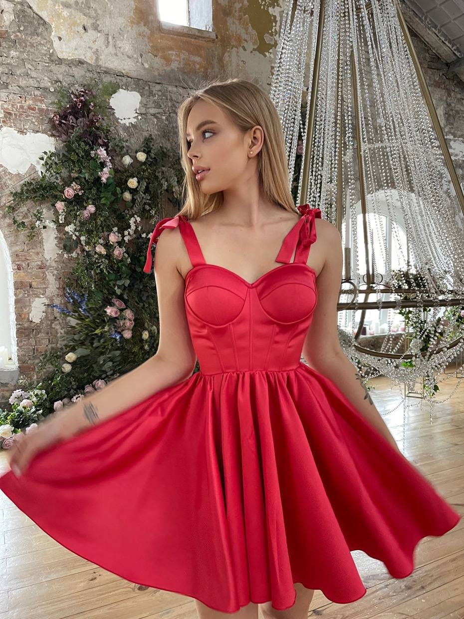 Short red party dress with short puffed sleeves | INVITADISIMA