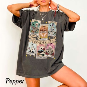 Chemise de cartes de tarot Comfort Colors® The Reader, chemise de lecture squelette, chemise de cartes de tarot unisexe, cadeau pour amoureux des livres, cadeau livresque, cadeau pour amateur de tarot