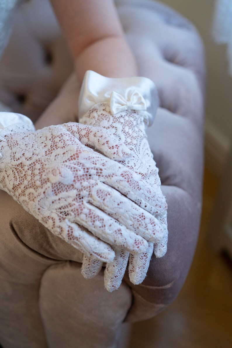 butterfly lace bridal gloves,Ivory gloves,Lace Bridal Gloves,Bridal Gloves,Wedding gloves embroidered Lace Gloves.