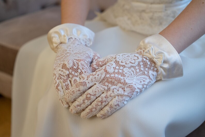 butterfly lace bridal gloves,Ivory gloves,Lace Bridal Gloves,Bridal Gloves,Wedding gloves embroidered Lace Gloves.
