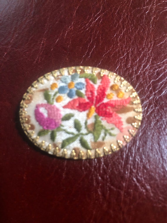 Vintage embroidered brooch floral embroidery. - image 1