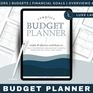 Könnte beinhalten: Ein digitales Tablet zeigt einen Haushaltsplaner mit dem Text "complete budget planner" und "simple & effective worksheets to help you maintain and achieve financial organisation, focus, and clarity". Das Tablet liegt auf einer weißen Oberfläche mit anderen Haushaltsplaner-Arbeitsblättern.
