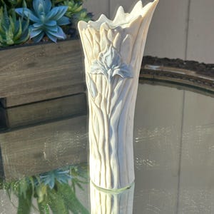 Vintage fin porslinsvas Iris blomrelief 25 cm Tillverkad i Mexiko 50113