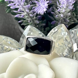 Anillo vintage de la diseñadora ELLE en plata de ley 925 con piedra negra facetada y rubí, talla 5.5