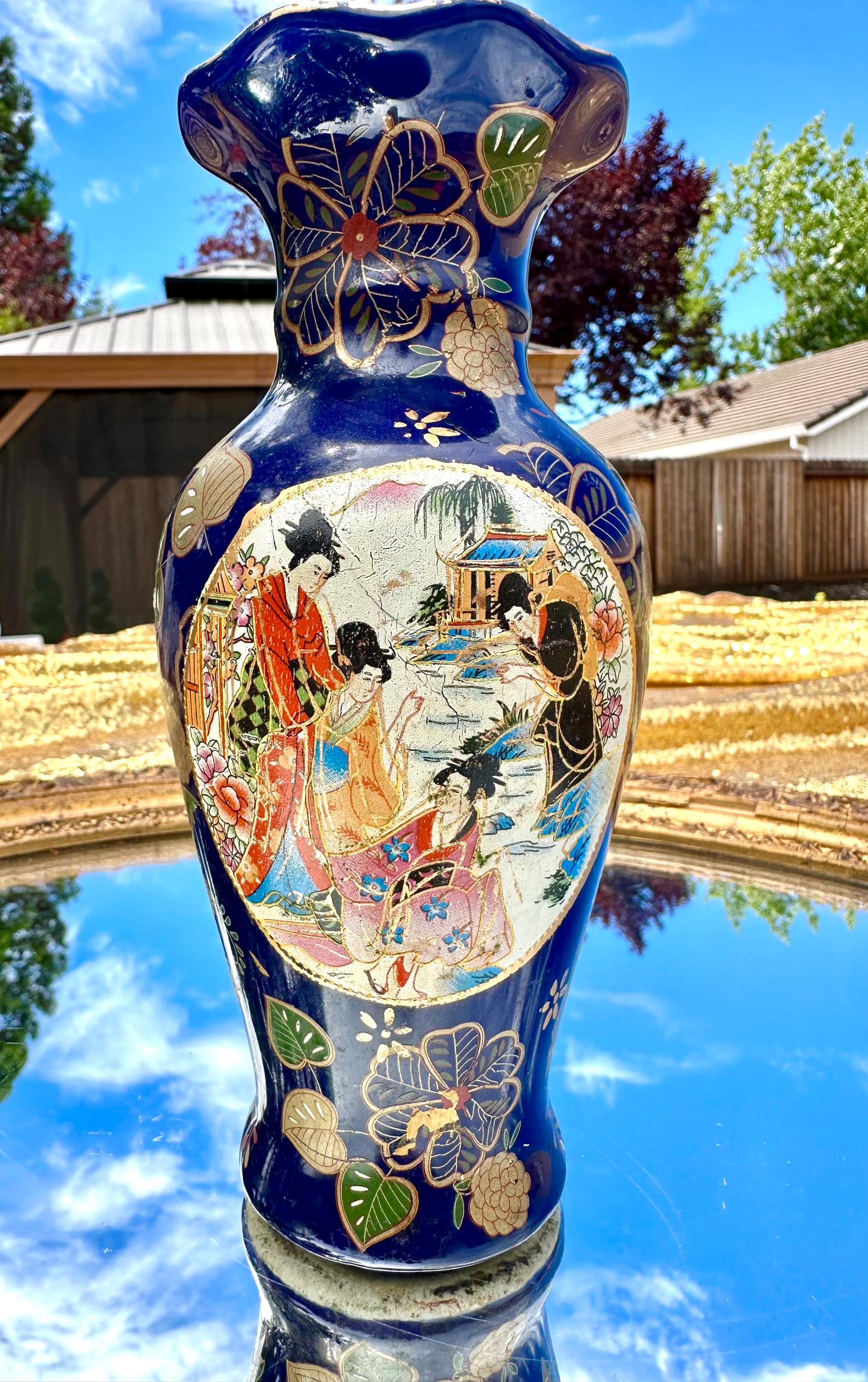 ヴィンテージの日本アジアン薩摩スタイルの盛り上げ花瓶、手描きの青い
