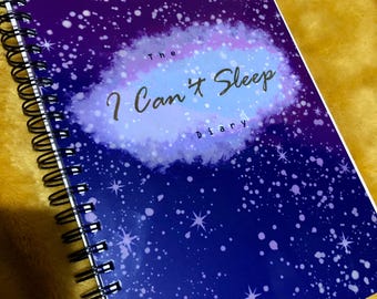 Può includere: Un diario a spirale viola e blu con una stampa galattica e il testo "The I Can't Sleep Diary" in lettere argentate.