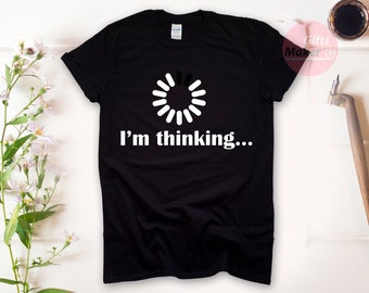 私は考えているTシャツ、ユーモアトップス、読み込みアイコンTシャツ、面白いTシャツ、考えているTシャツ、ダウンロードTシャツ、クールなシャツ、子供/ユニセックスTシャツ、T 14