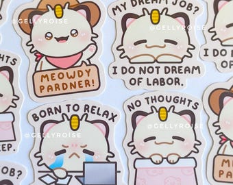 Puede incluir: Una colección de pegatinas blancas con un gato de dibujos animados con varias expresiones y texto. Las pegatinas incluyen frases como "Forced to Work", "Meowdy Pardner!" y "I Do Not Dream of Labor". El gato se representa con un sombrero de vaquero, una bufanda rosa y un portátil.