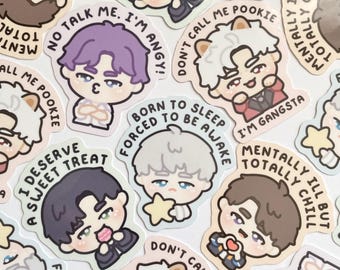 Puede incluir: Una colección de pegatinas de dibujos animados con personajes de estilo anime con varios colores de cabello y expresiones. Cada pegatina tiene una frase única, como "Me merezco un dulce" y "Soy un gángster". Las pegatinas son blancas con ilustraciones coloridas.