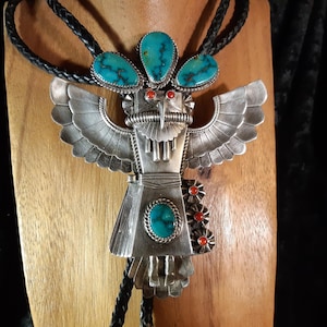 Stor Kachina Bolo-slips, Navajo, Turkos korall, 925 sterlingsilver, signerad H. Boyd, USA
