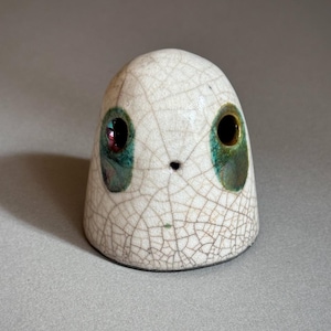 Mini decorazione in ceramica fatta a mano a forma di fantasmino ~ Cotta in forno Raku ~ Smaltata in bianco e nero effetto craquelé
