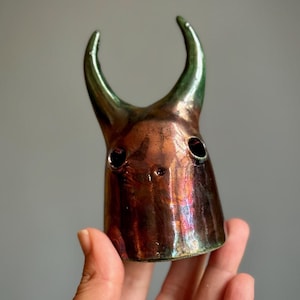 Raku-gebrannte Keramikfigur eines Feuergottes/Dämons ~ Handgefertigte Keramikdekoration ~ Glasur in leuchtendem, metallisch-kupfergrünem Farbton