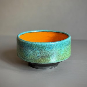 Ein kräftiges helles Orange & Türkis-blaue Krakelee-Glasur Raku gebrannte Keramik-Tonwaren abstrakte dekorative Trinket-Teller / Räucherschale ~ 6 x 10 cm