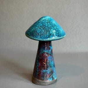 Hongo mágico de cerámica cocida Raku con esmalte turquesa metálico brillante y craquelado de cobre Aurora ~ Decoración de cerámica hecha a mano