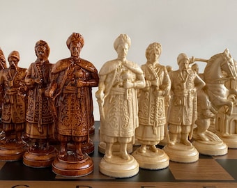 Pièces d'échecs folkloriques ukrainiennes, Pièces d'échecs originales, Pièces d'échecs en bois sculpté, Jeu de pièces d'échecs sculptées, Jeu d'échecs avec rangement