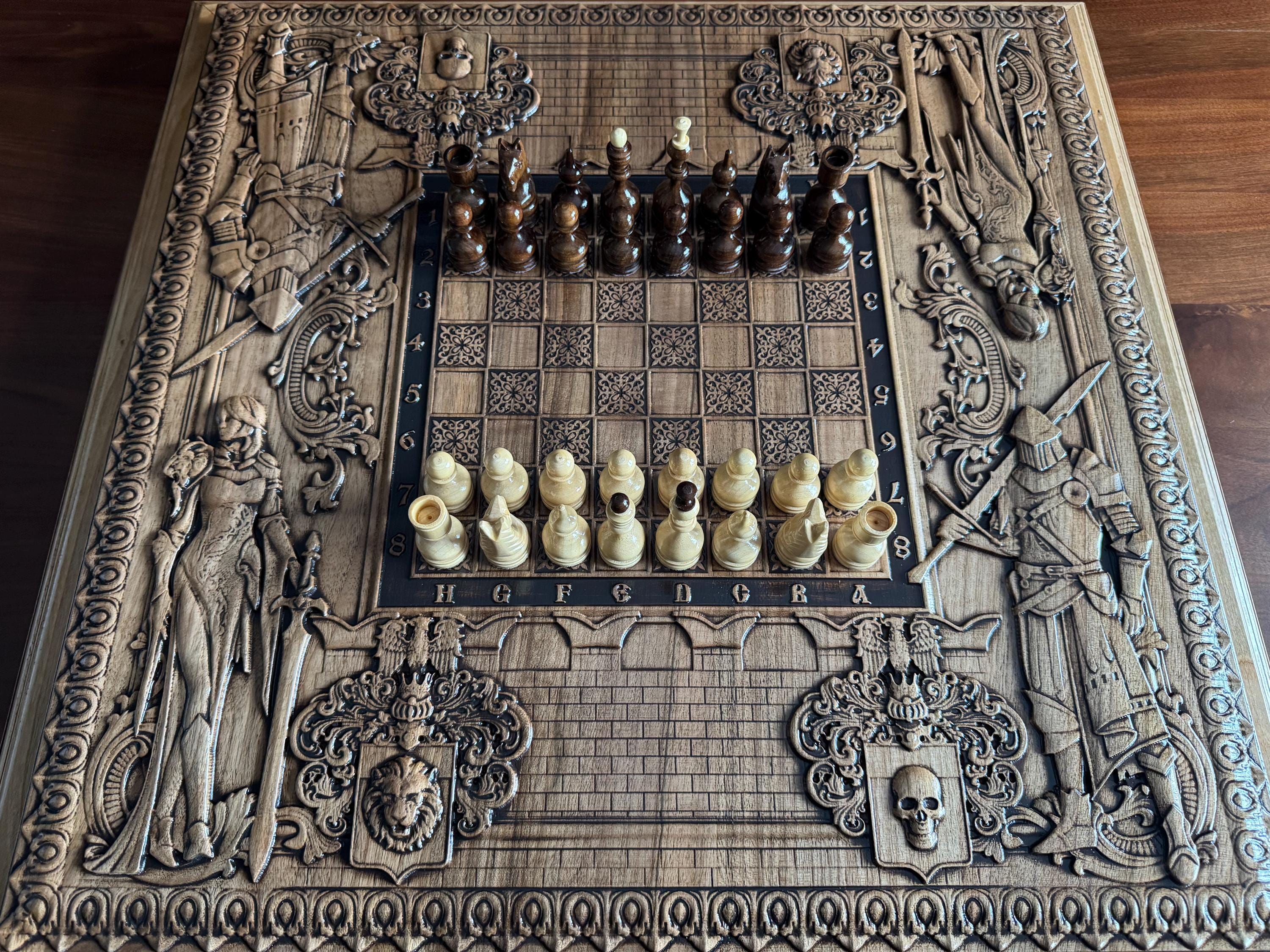 ウォールナットチェスボード：大型中世風木製チェステーブル（25.1x25