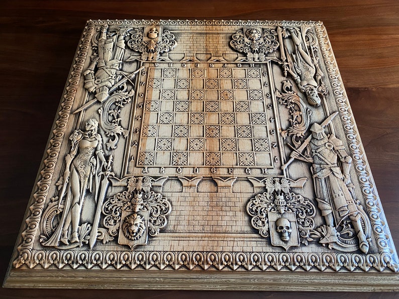 Op de afbeelding: Een houten schaakbord met ingewikkelde houtsnijwerk van ridders, dames en wapenschilden. Het bord is gemaakt van licht hout en heeft een donkerbruine vlek. Het schaakbord is omgeven door een decoratieve rand.