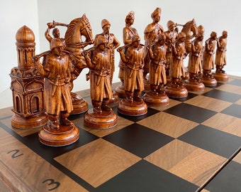 Può includere: Un set di scacchi in legno con pezzi marroni e neri. I pezzi sono scolpiti nello stile dei soldati medievali e presentano un edificio della chiesa come pezzo del re. La scacchiera è in legno con un motivo a scacchi nero e marrone.