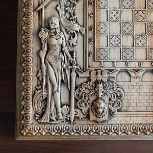 Op de afbeelding: Een houten schaakbord met ingewikkelde houtsnijwerk. Het bord heeft een gesculpteerd beeld van een vrouw die een zwaard vasthoudt, een leeuwenwapen en een schaakbord met de letters A tot en met F gegraveerd op de onderste rij.