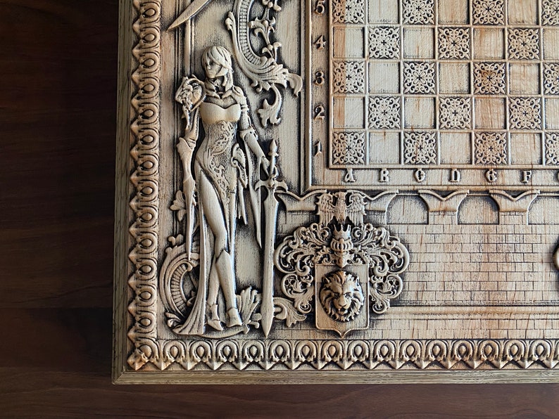 Op de afbeelding: Een houten schaakbord met ingewikkelde houtsnijwerk. Het bord heeft een gesculpteerd beeld van een vrouw die een zwaard vasthoudt, een leeuwenwapen en een schaakbord met de letters A tot en met F gegraveerd op de onderste rij.