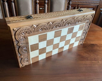 Handgeschnitztes Holz Schachset: Großes Schachbrett mit Backgammon