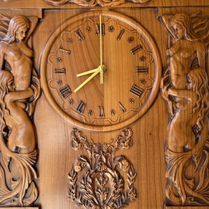 Aus Holz geschnitzte Wanduhr „Damen“ Wandbehang Rustikale Uhr Große runde Uhr Einzigartige zeitgenössische Uhr