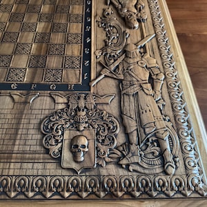 K&ouml;nnte beinhalten: Holzschachbrett mit aufwendigen Schnitzereien. Es zeigt ein Schachbrett, einen Ritter in R&uuml;stung und ein Totenkopf-Emblem. Das Brett ist aus hellbraunem Holz gefertigt und hat einen dekorativen Rand.